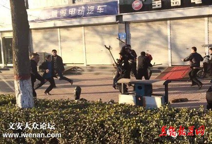 被洗脑传销人员公然于街头围攻警察