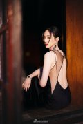Zhang Junnings black gauze backless dress is elegant and charming. She stands by the window and looks back at the sweet smile picture