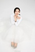Cecilia Cheung wears a white fluffy gauze skirt, which is elegant and beautiful. Her low ponytail highlights her exquisite facial features